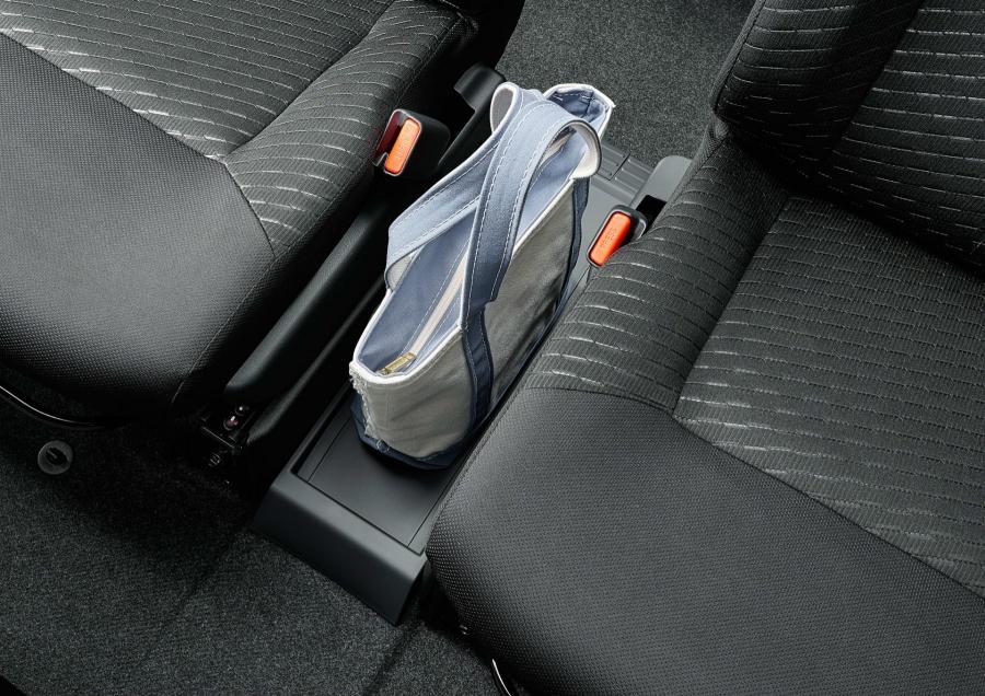 Детали интерьера Toyota Roomy 2016 года  (фото 3 из 28)